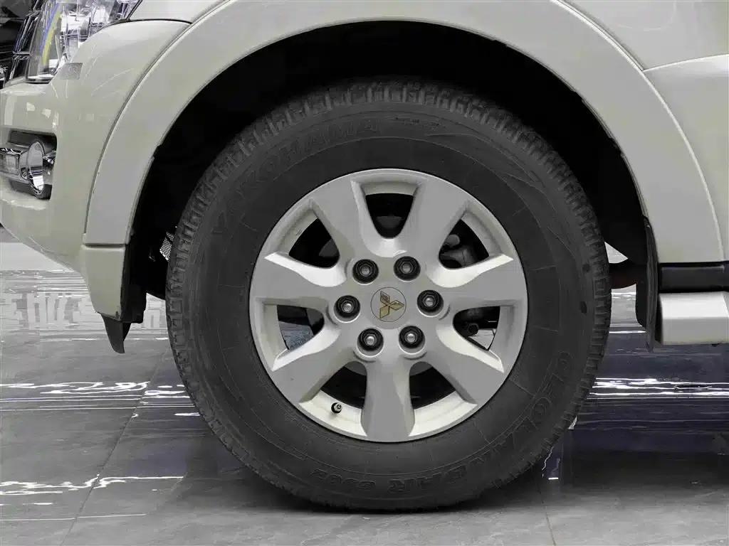 2020 Pajero Imported 3.0L Automatic Standard Edition — миниатюра 4