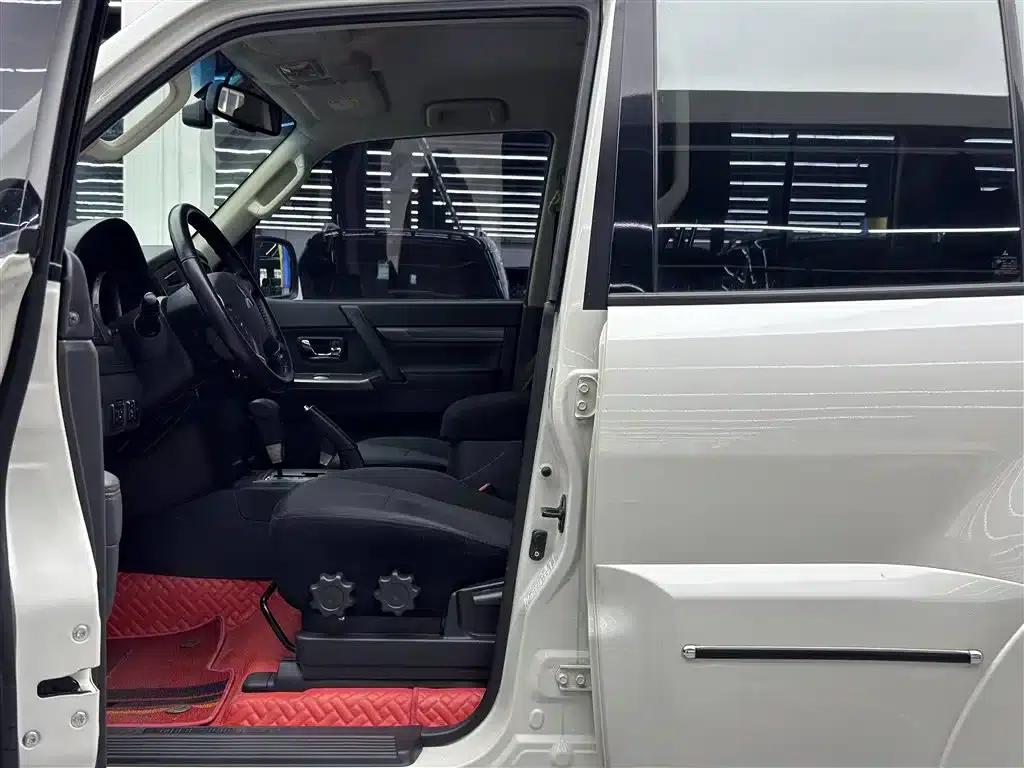 2020 Pajero Imported 3.0L Automatic Standard Edition — миниатюра 6
