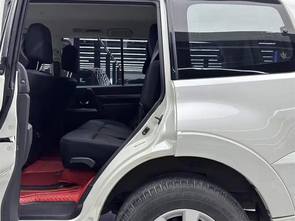2020 Pajero Imported 3.0L Automatic Standard Edition — миниатюра 7