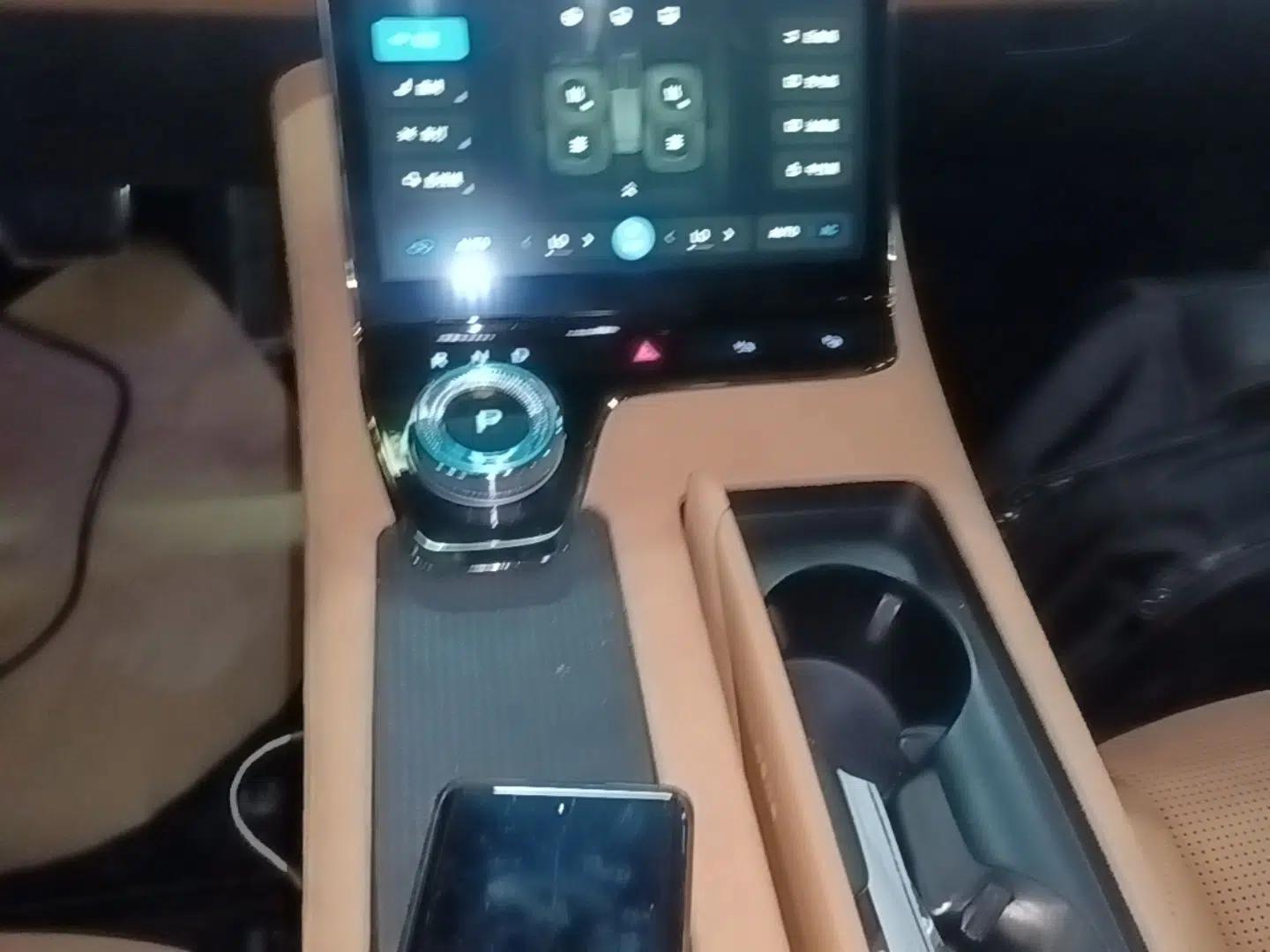 VOYAH PASSION 2024 PHEV Four-Wheel Drive Ultra-Long Range Flagship Model — миниатюра 17