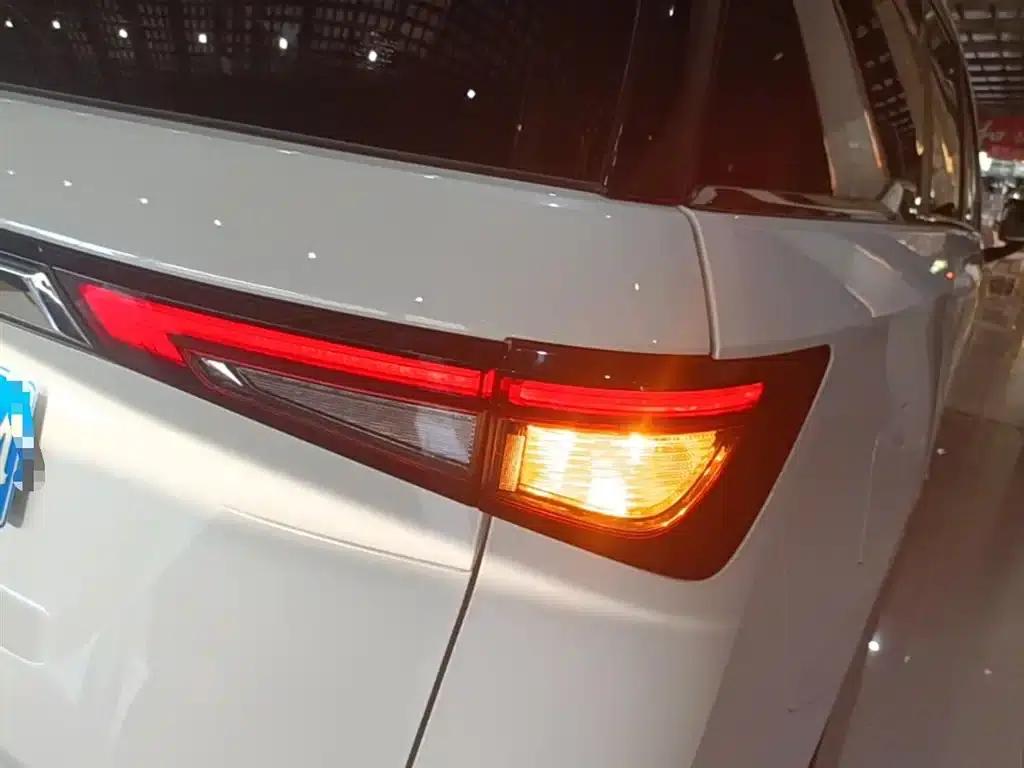 Wuling Jiachen 2022 1.5T CVT Smart Luxury Edition — миниатюра 8