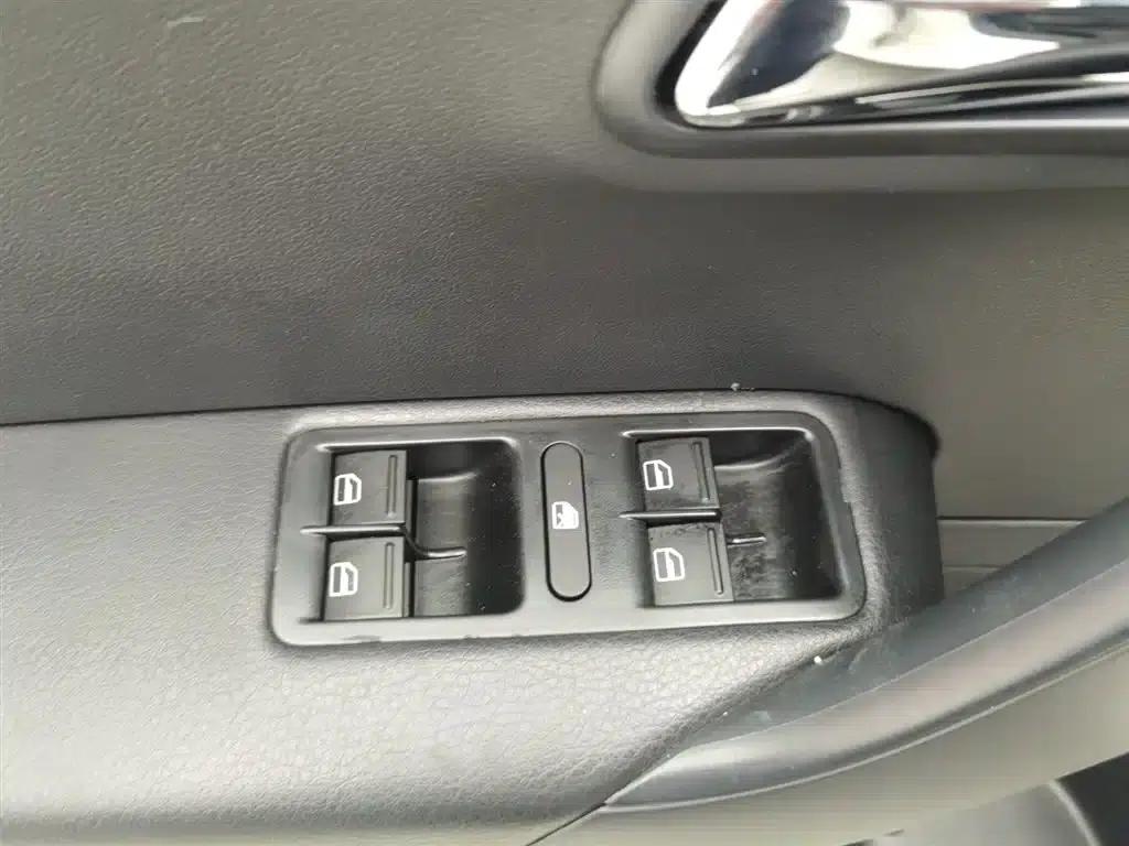 2013 Polo 1.6L Manual Comfort Edition — миниатюра 9