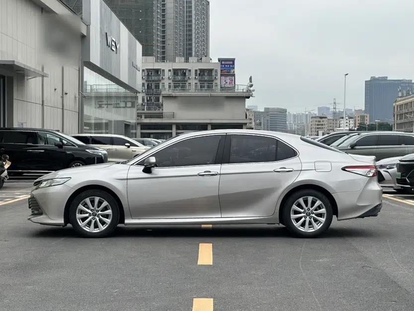 Toyota Camry 2019 Revised Version 2.0G Luxury Edition — миниатюра 3