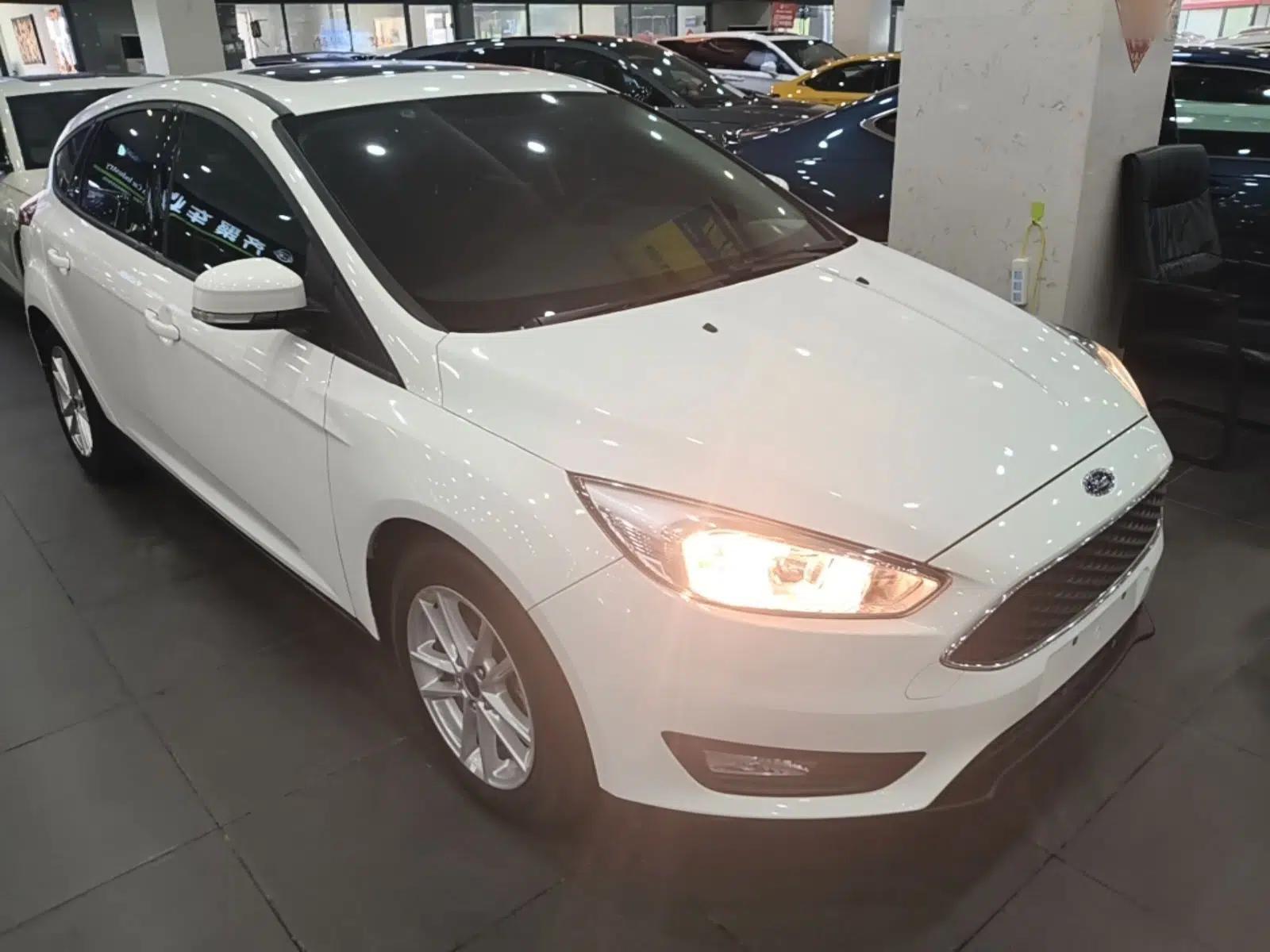 Ford Focus 2018 Hatchback Classic 1.6L Automatic Trendy SmartDrive Edition — миниатюра 3