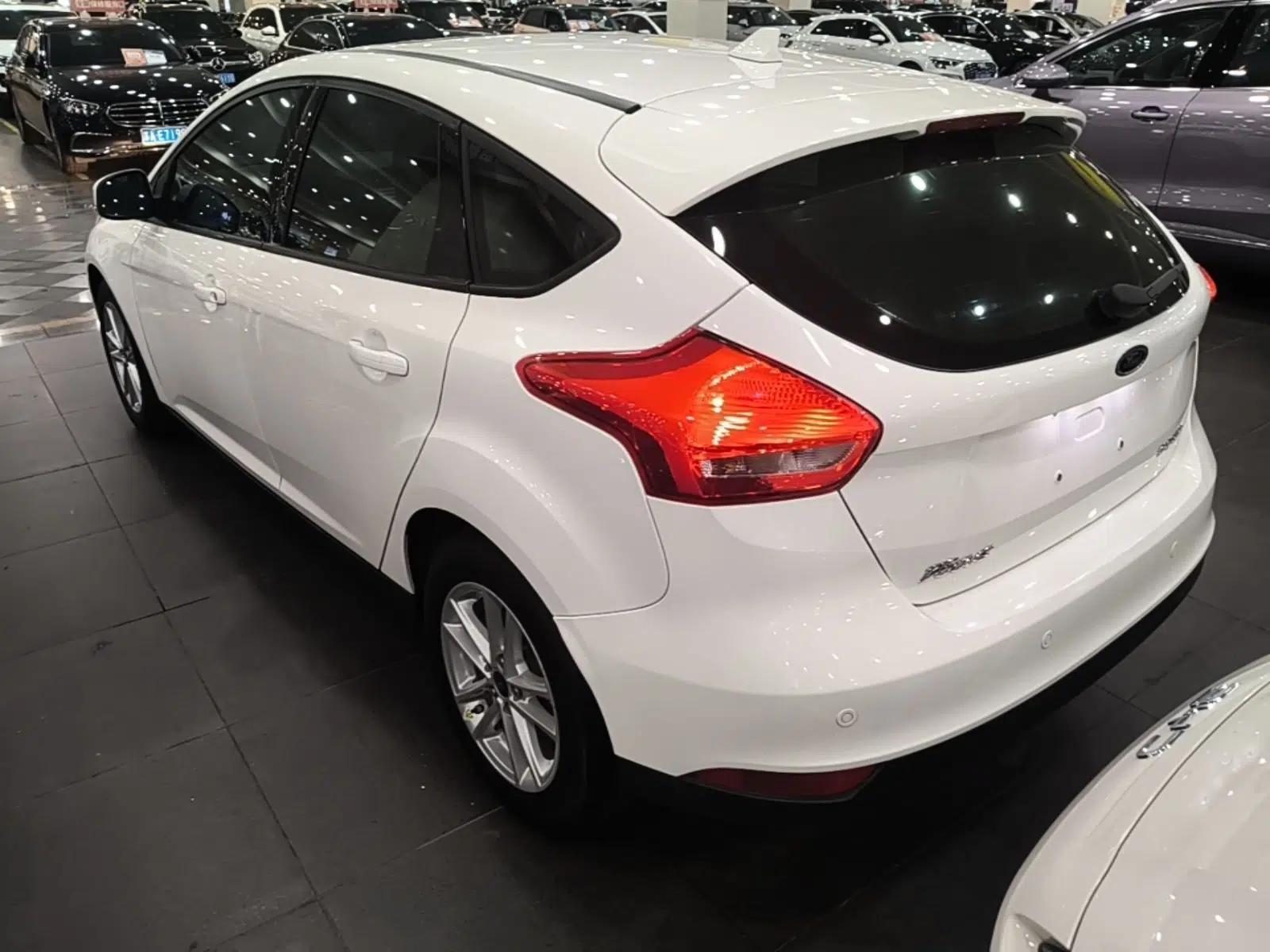Ford Focus 2018 Hatchback Classic 1.6L Automatic Trendy SmartDrive Edition — миниатюра 4