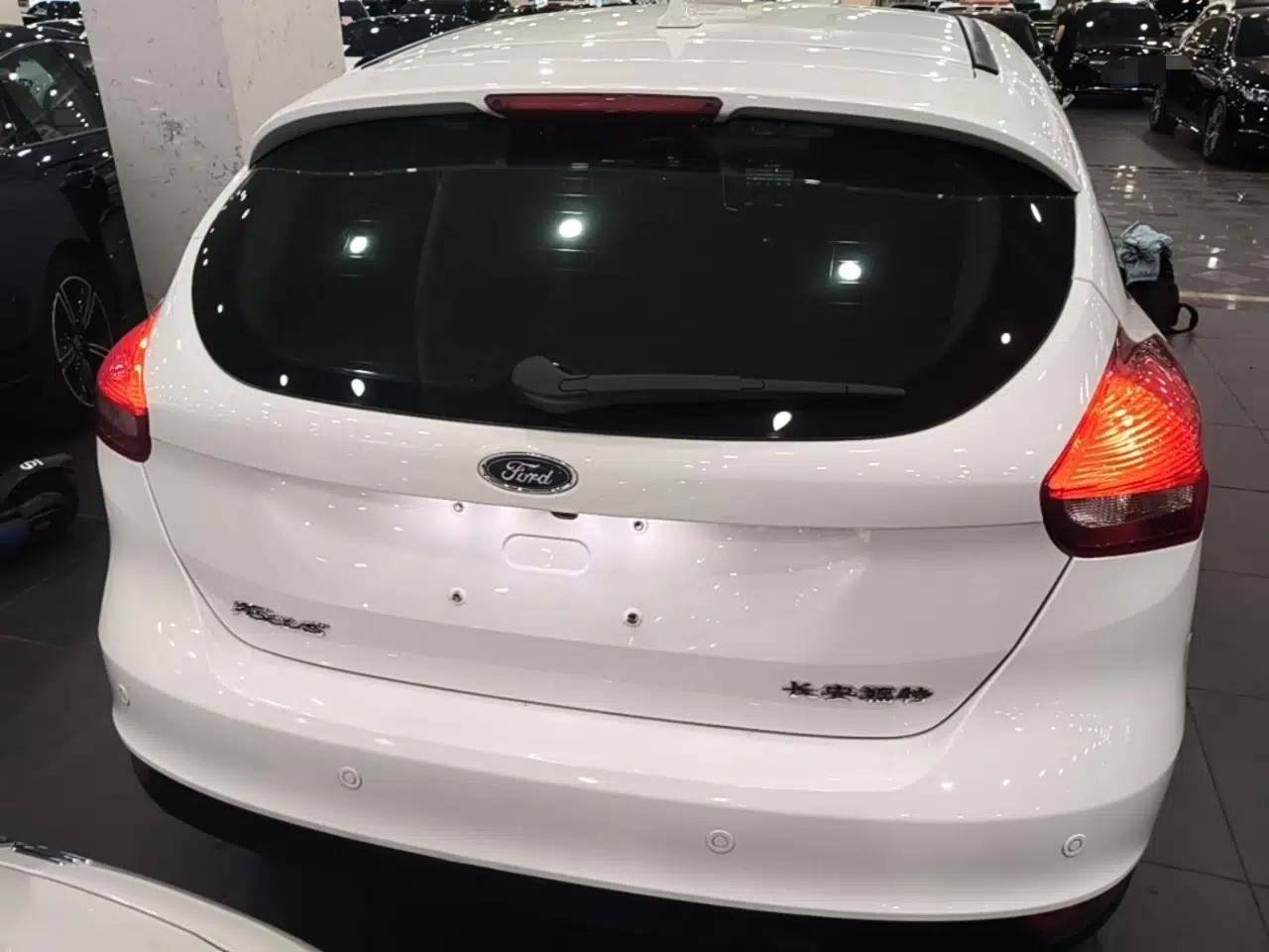 Ford Focus 2018 Hatchback Classic 1.6L Automatic Trendy SmartDrive Edition — миниатюра 5