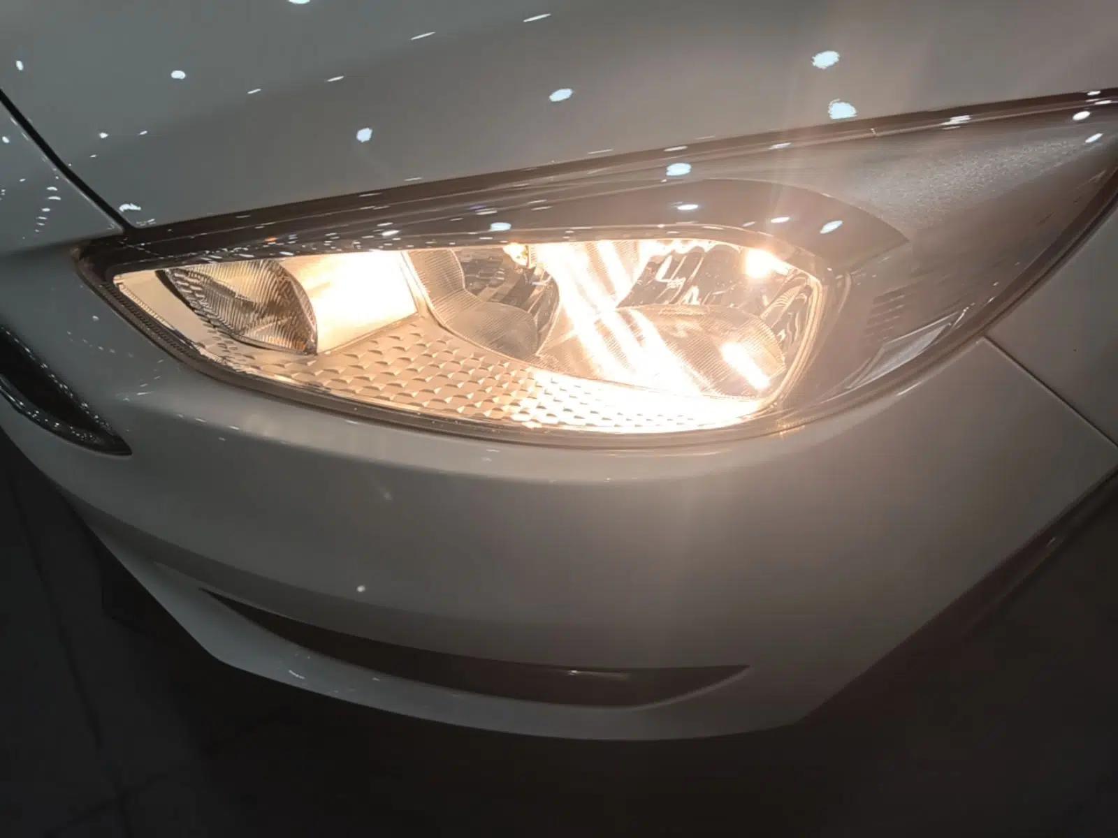 Ford Focus 2018 Hatchback Classic 1.6L Automatic Trendy SmartDrive Edition — миниатюра 9
