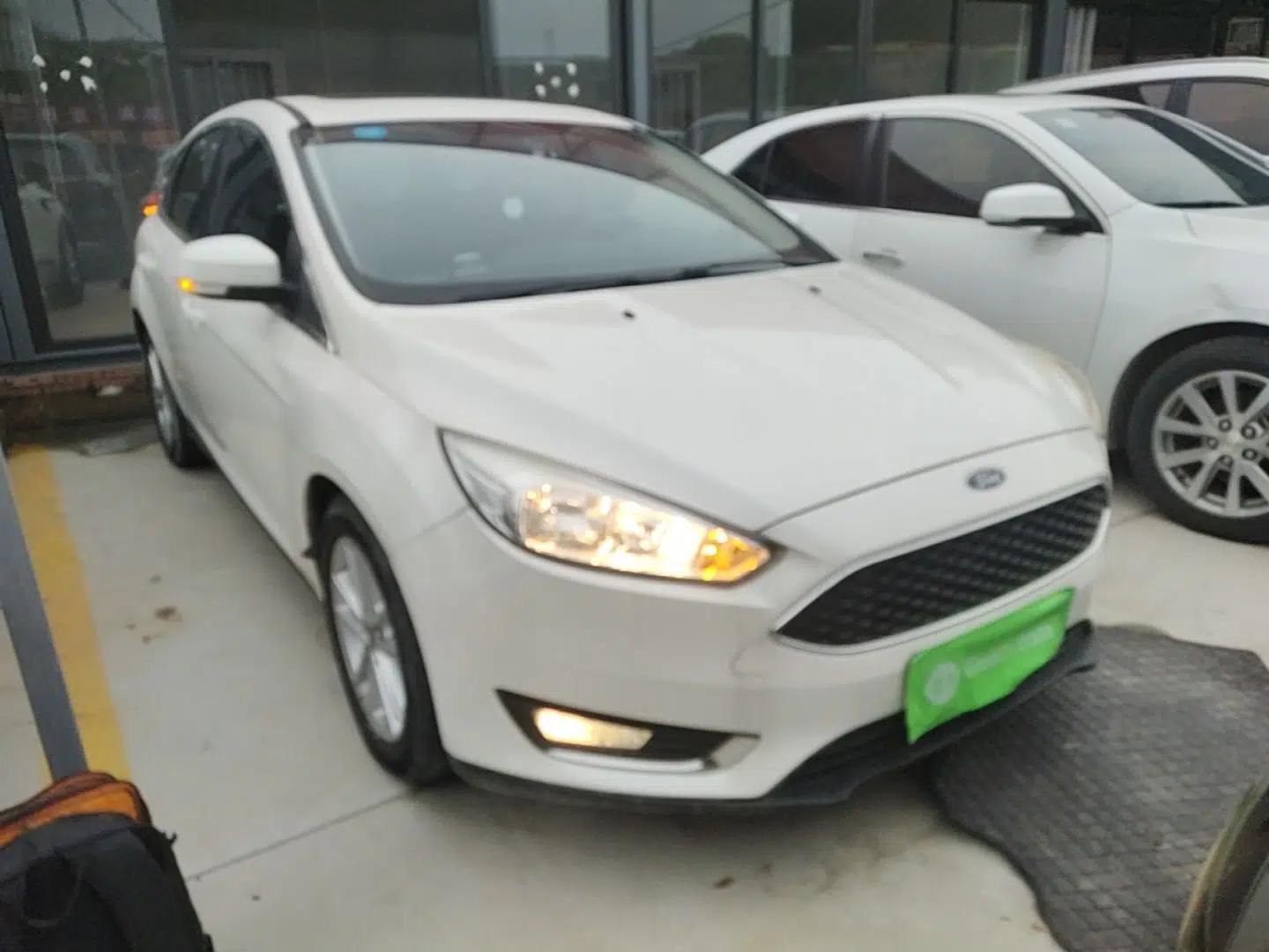 Ford Focus 2015 Hatchback EcoBoost 125 Automatic Supreme Style Edition — миниатюра 3
