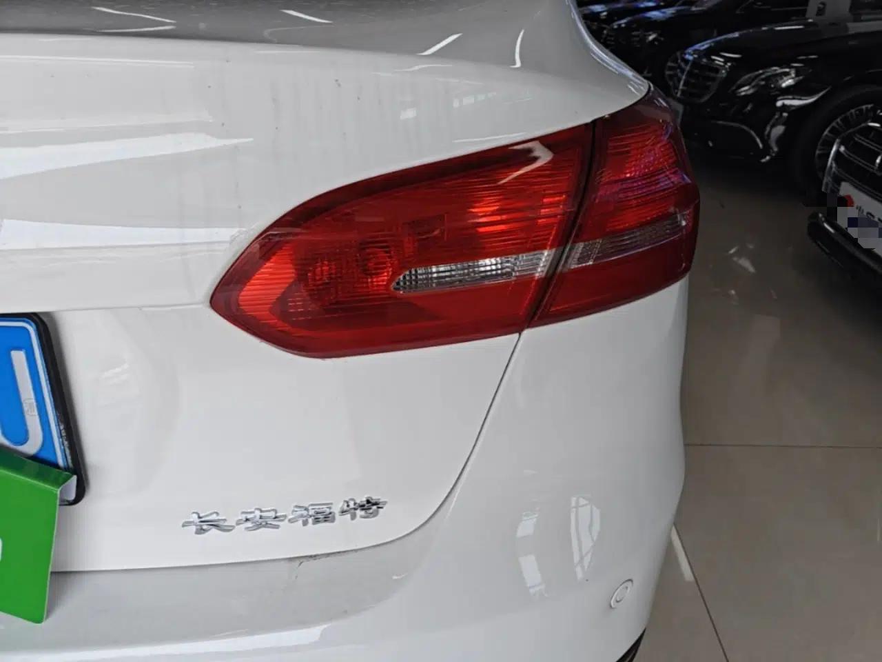 Ford Focus 2017 Sedan 1.6L Automatic Fashion Edition Smart Drive Version — миниатюра 7