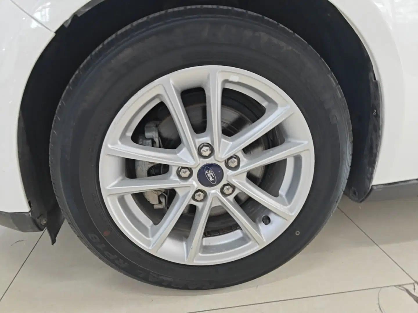 Ford Focus 2017 Sedan 1.6L Automatic Fashion Edition Smart Drive Version — миниатюра 8