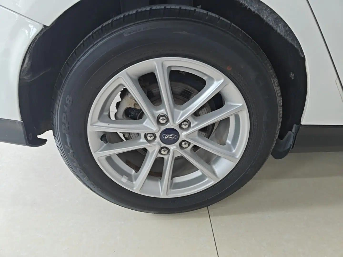 Ford Focus 2017 Sedan 1.6L Automatic Fashion Edition Smart Drive Version — миниатюра 10
