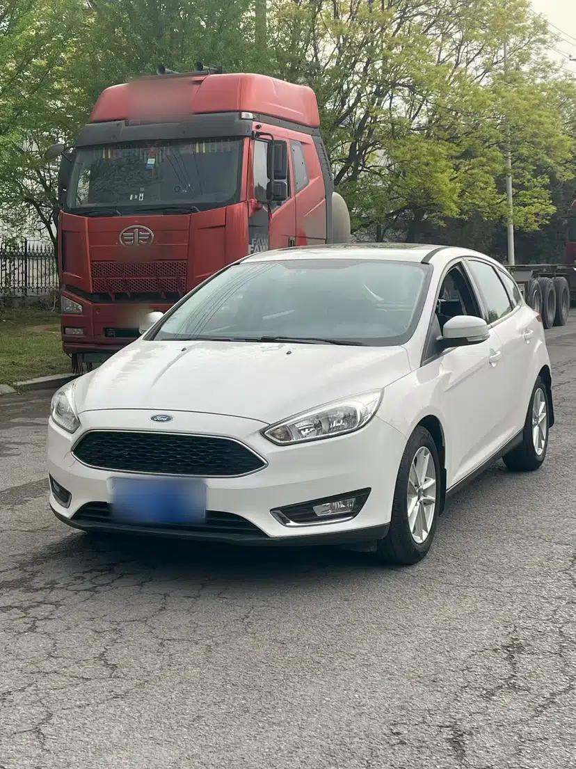 Ford Focus 2015 Hatchback 1.6L Automatic Fashion Edition — миниатюра 1