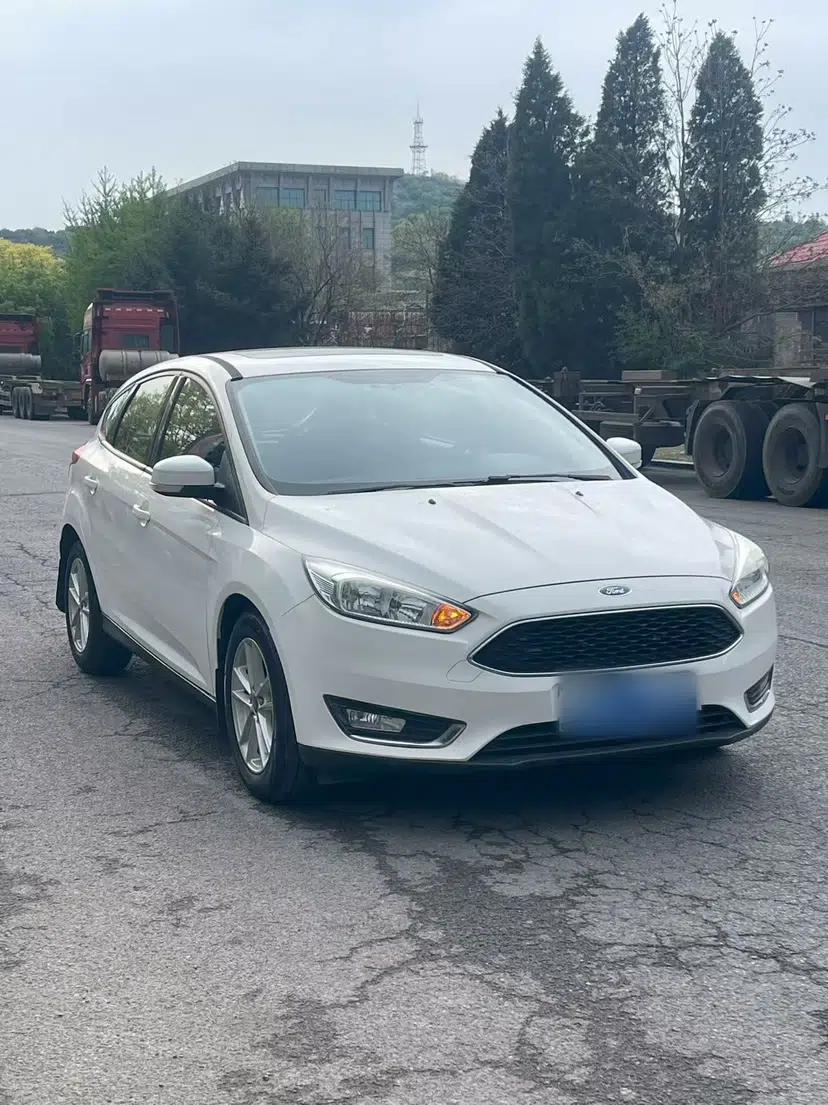 Ford Focus 2015 Hatchback 1.6L Automatic Fashion Edition — миниатюра 3