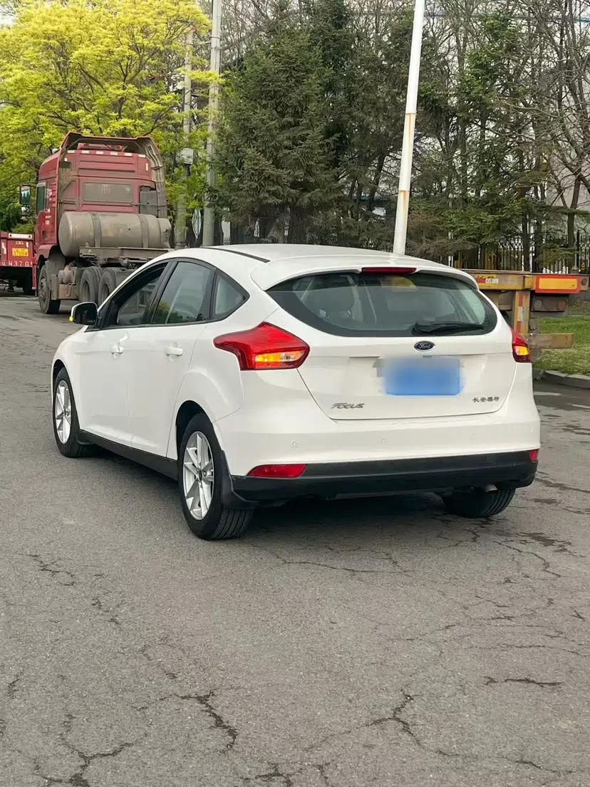 Ford Focus 2015 Hatchback 1.6L Automatic Fashion Edition — миниатюра 4