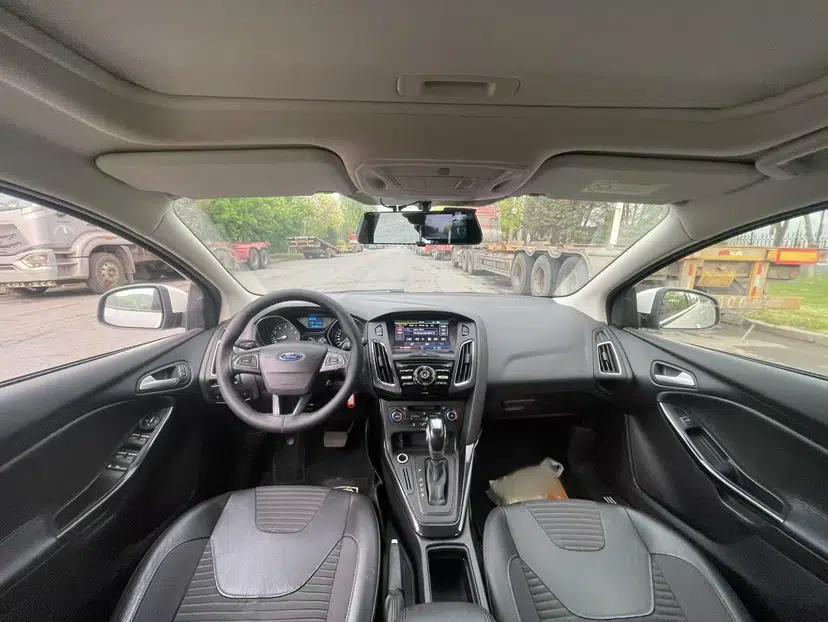 Ford Focus 2015 Hatchback 1.6L Automatic Fashion Edition — миниатюра 7