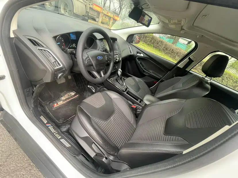 Ford Focus 2015 Hatchback 1.6L Automatic Fashion Edition — миниатюра 8