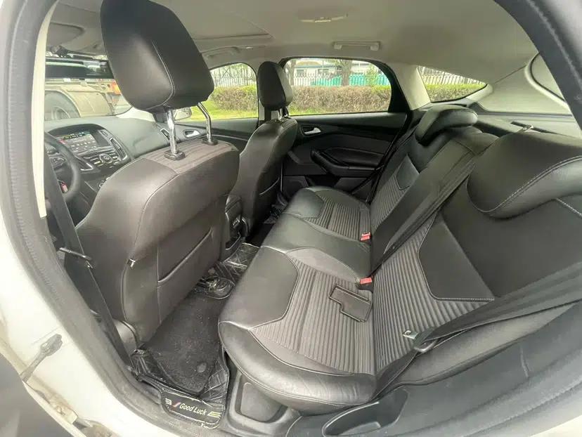 Ford Focus 2015 Hatchback 1.6L Automatic Fashion Edition — миниатюра 9