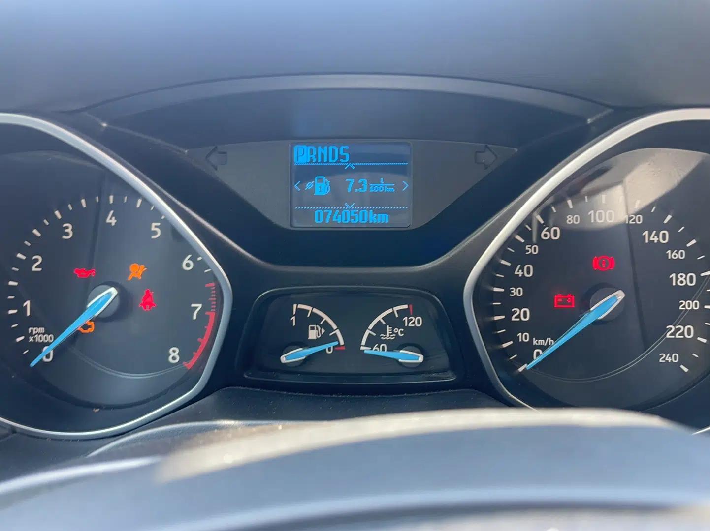 Ford Focus 2015 Hatchback 1.6L Automatic Fashion Edition — миниатюра 10