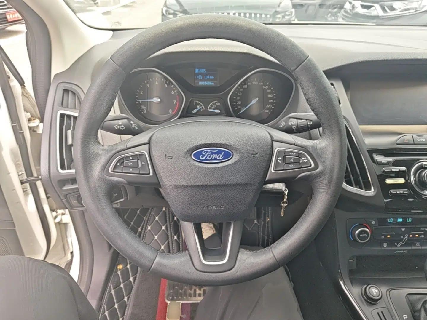 Ford Focus 2015 Sedan 1.6L Automatic Trend Model — миниатюра 13
