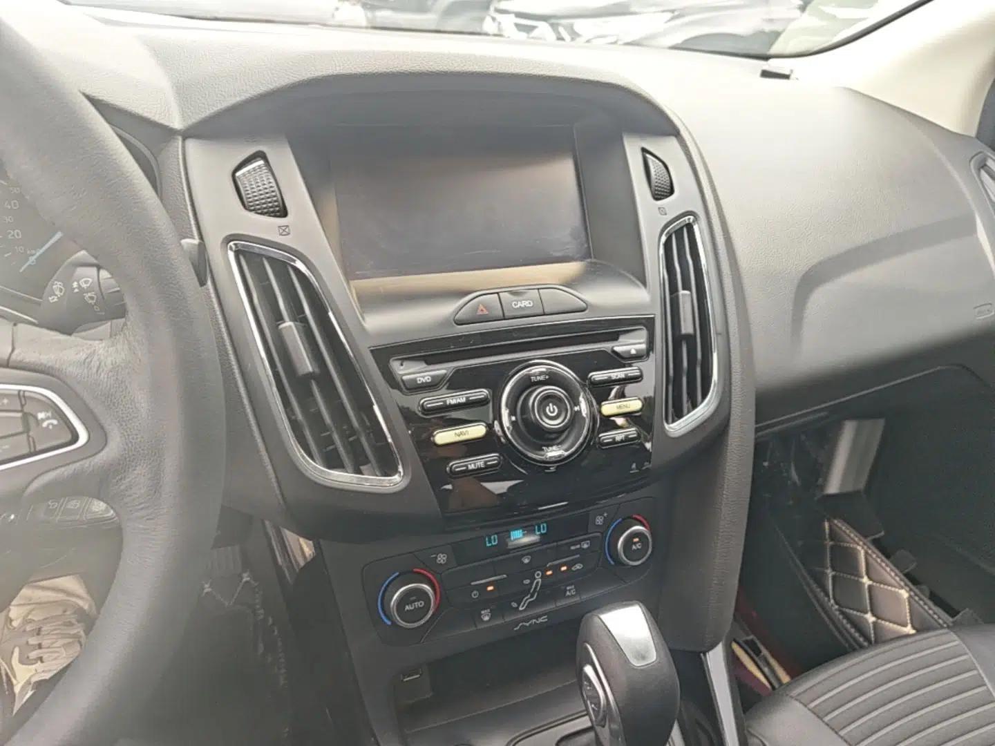 Ford Focus 2015 Sedan 1.6L Automatic Trend Model — миниатюра 15