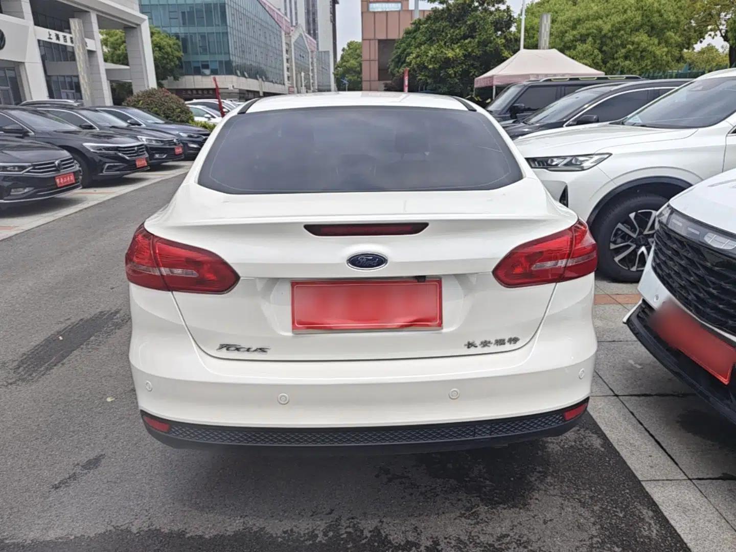 Ford Focus 2015 Sedan 1.6L Automatic Trend Model — миниатюра 3