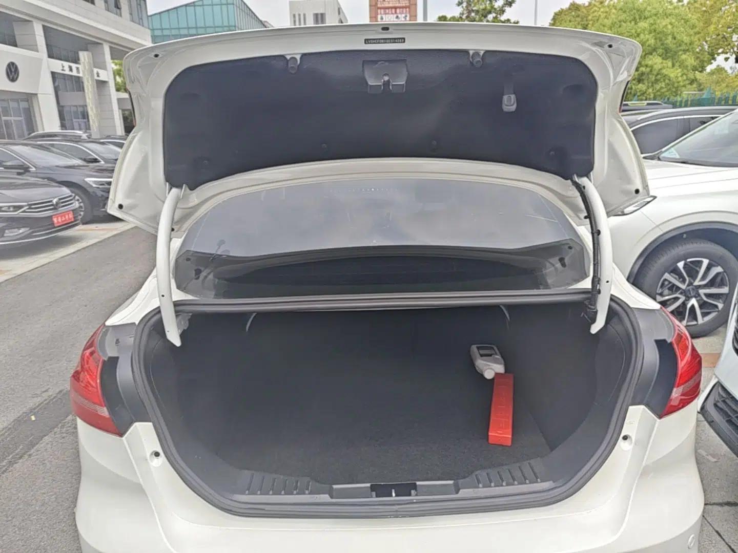 Ford Focus 2015 Sedan 1.6L Automatic Trend Model — миниатюра 21