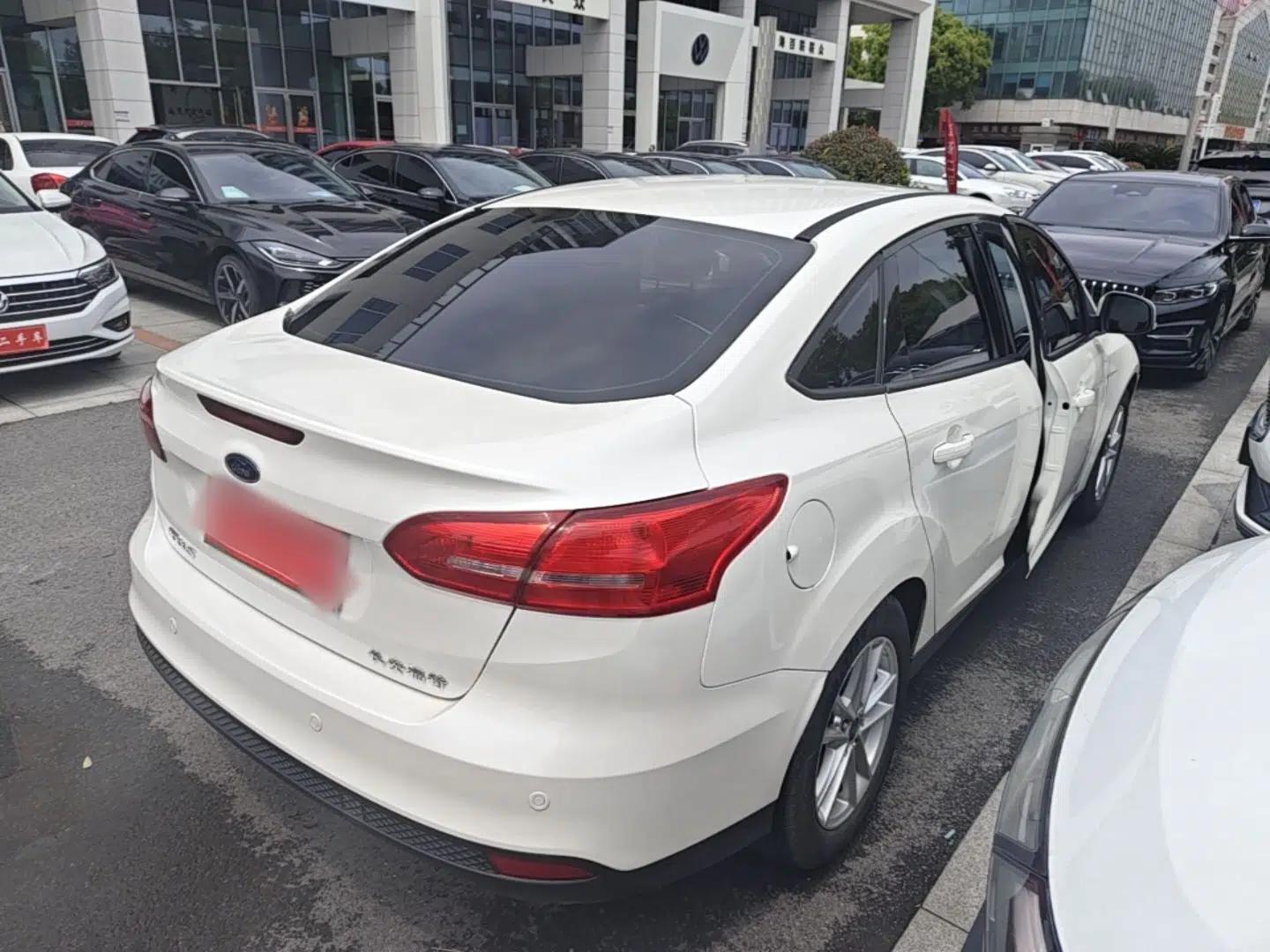 Ford Focus 2015 Sedan 1.6L Automatic Trend Model — миниатюра 4