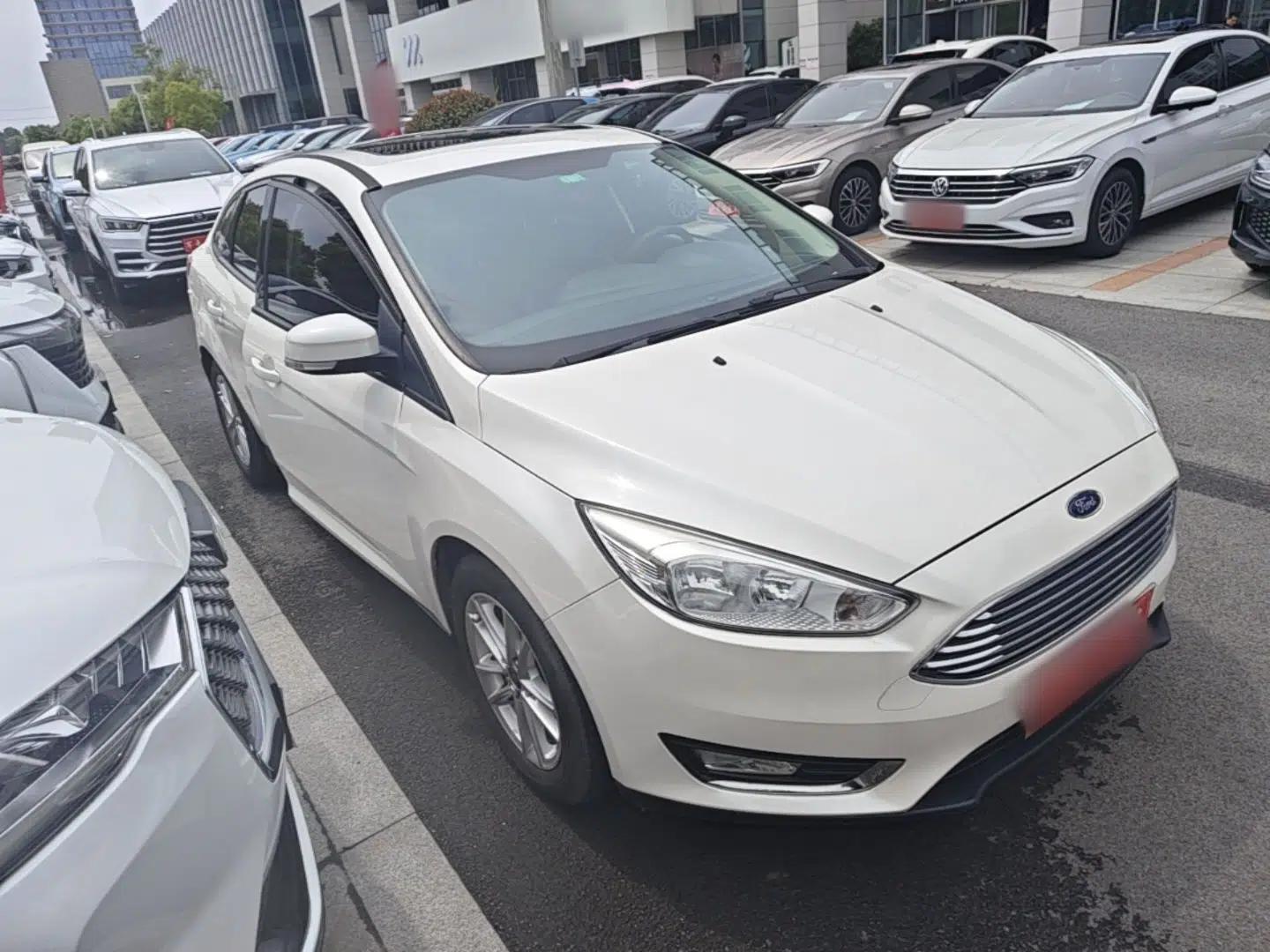 Ford Focus 2015 Sedan 1.6L Automatic Trend Model — миниатюра 6