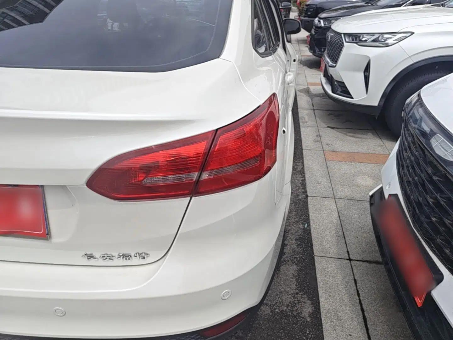Ford Focus 2015 Sedan 1.6L Automatic Trend Model — миниатюра 8