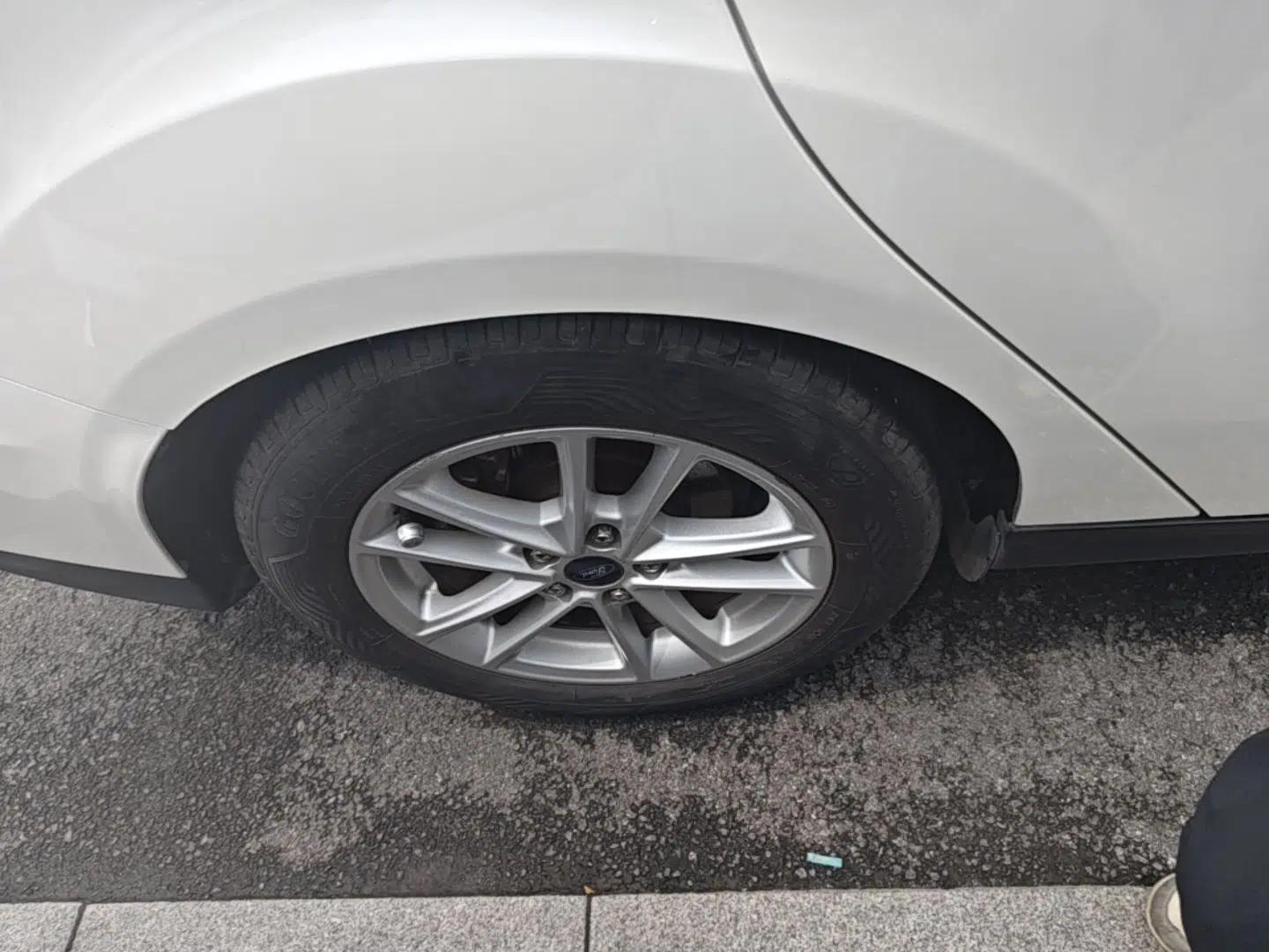 Ford Focus 2015 Sedan 1.6L Automatic Trend Model — миниатюра 10