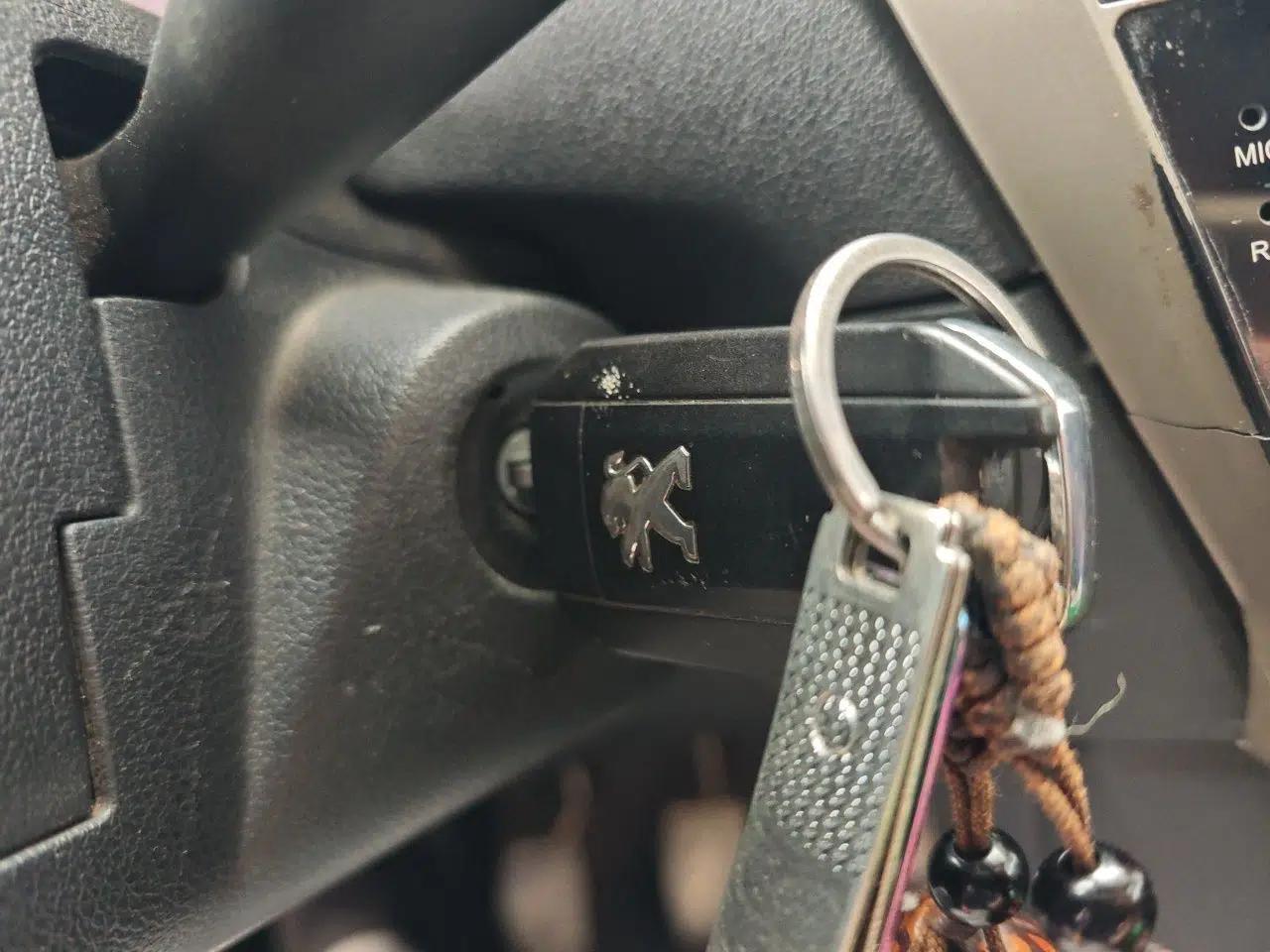 Peugeot 301 2016 1.6L Manual Comfort Edition — миниатюра 17