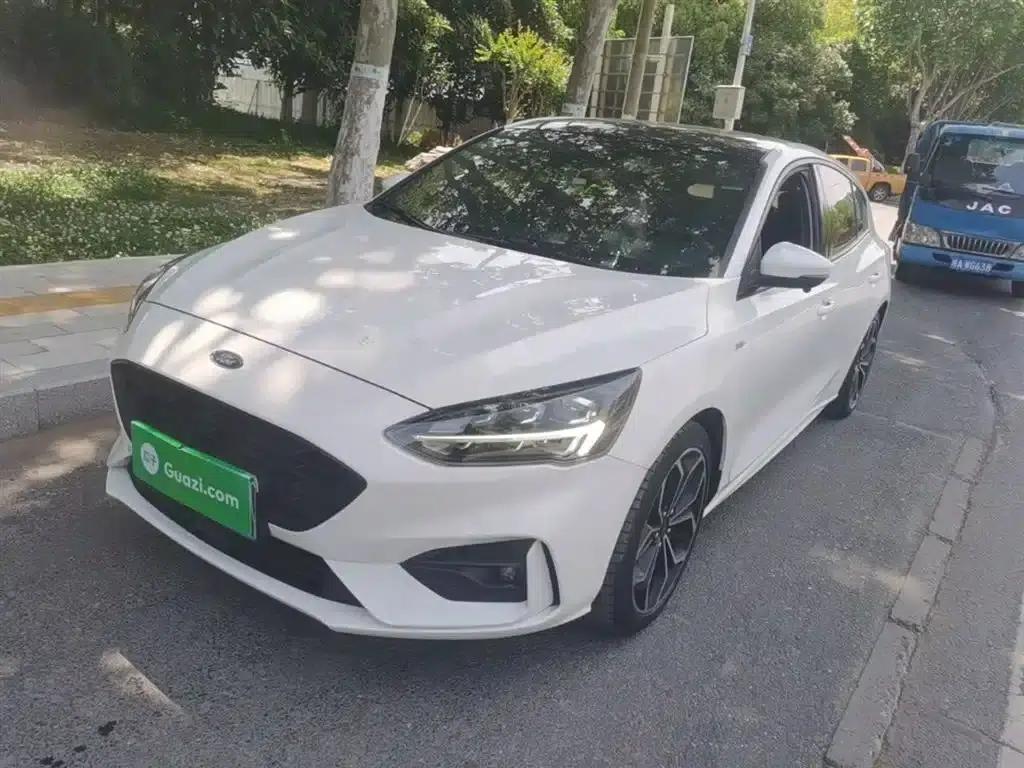 2021 Ford Focus Hatchback EcoBoost 180 Automatic ST Line — миниатюра 1