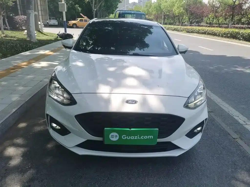2021 Ford Focus Hatchback EcoBoost 180 Automatic ST Line — миниатюра 3