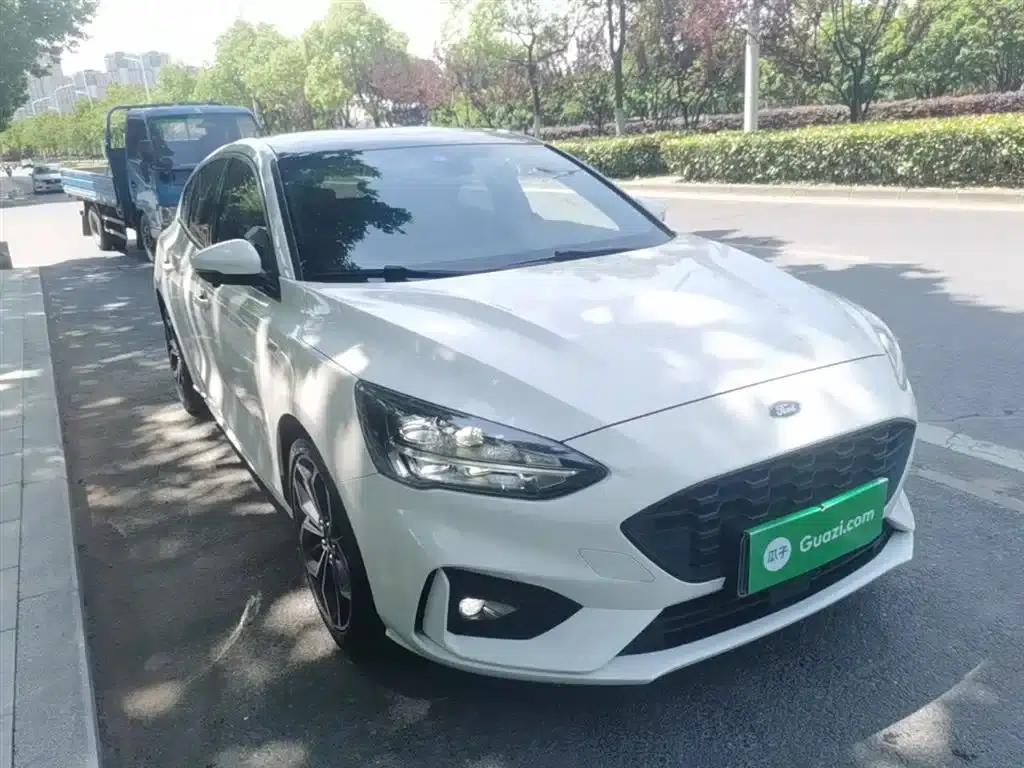 2021 Ford Focus Hatchback EcoBoost 180 Automatic ST Line — миниатюра 4