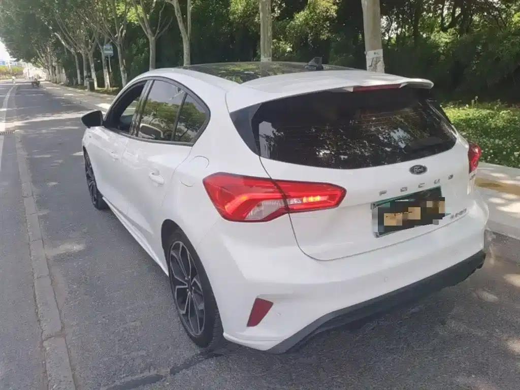 2021 Ford Focus Hatchback EcoBoost 180 Automatic ST Line — миниатюра 5