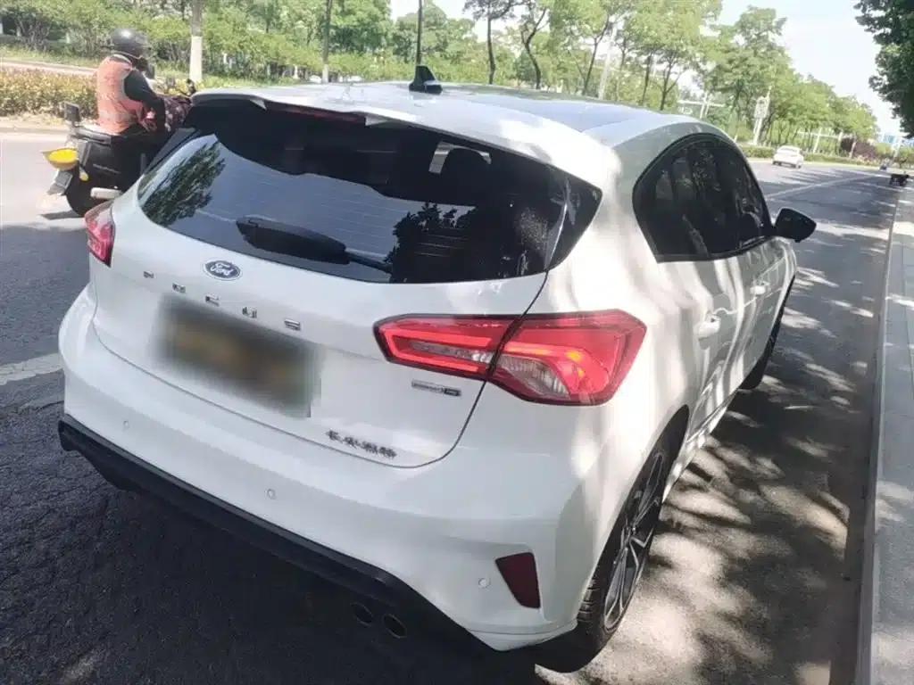 2021 Ford Focus Hatchback EcoBoost 180 Automatic ST Line — миниатюра 7