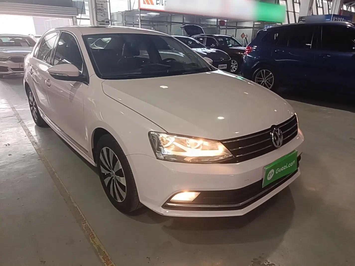 Volkswagen Sagitar 2017 1.6L Automatic Comfort Model — миниатюра 3