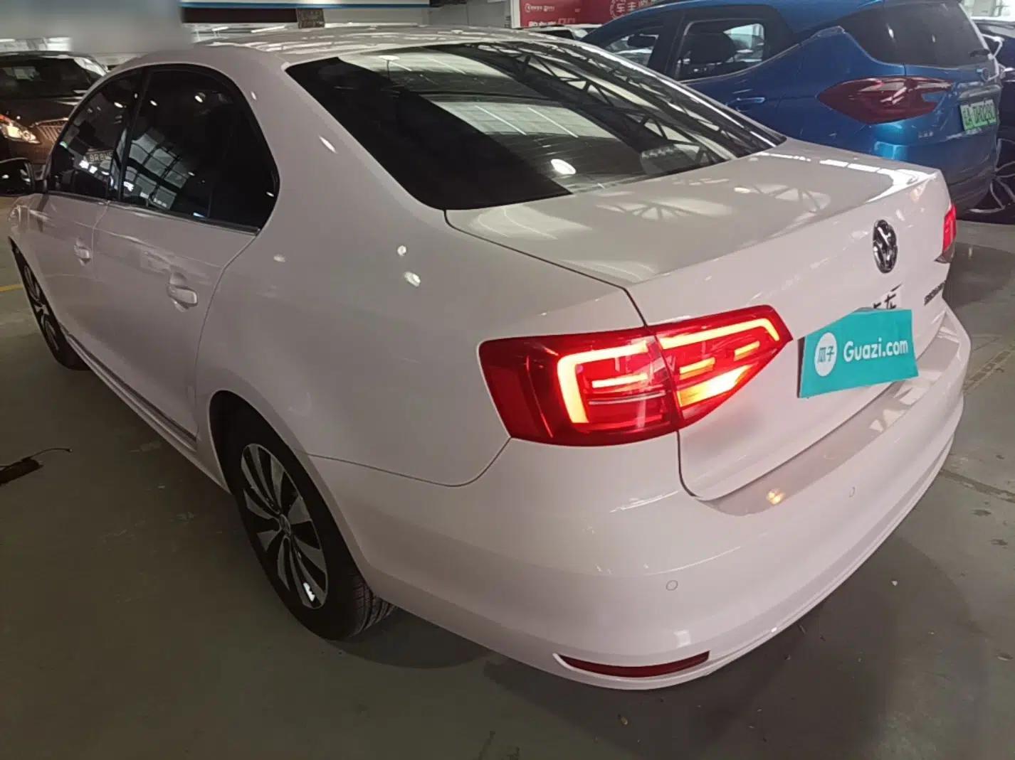 Volkswagen Sagitar 2017 1.6L Automatic Comfort Model — миниатюра 4