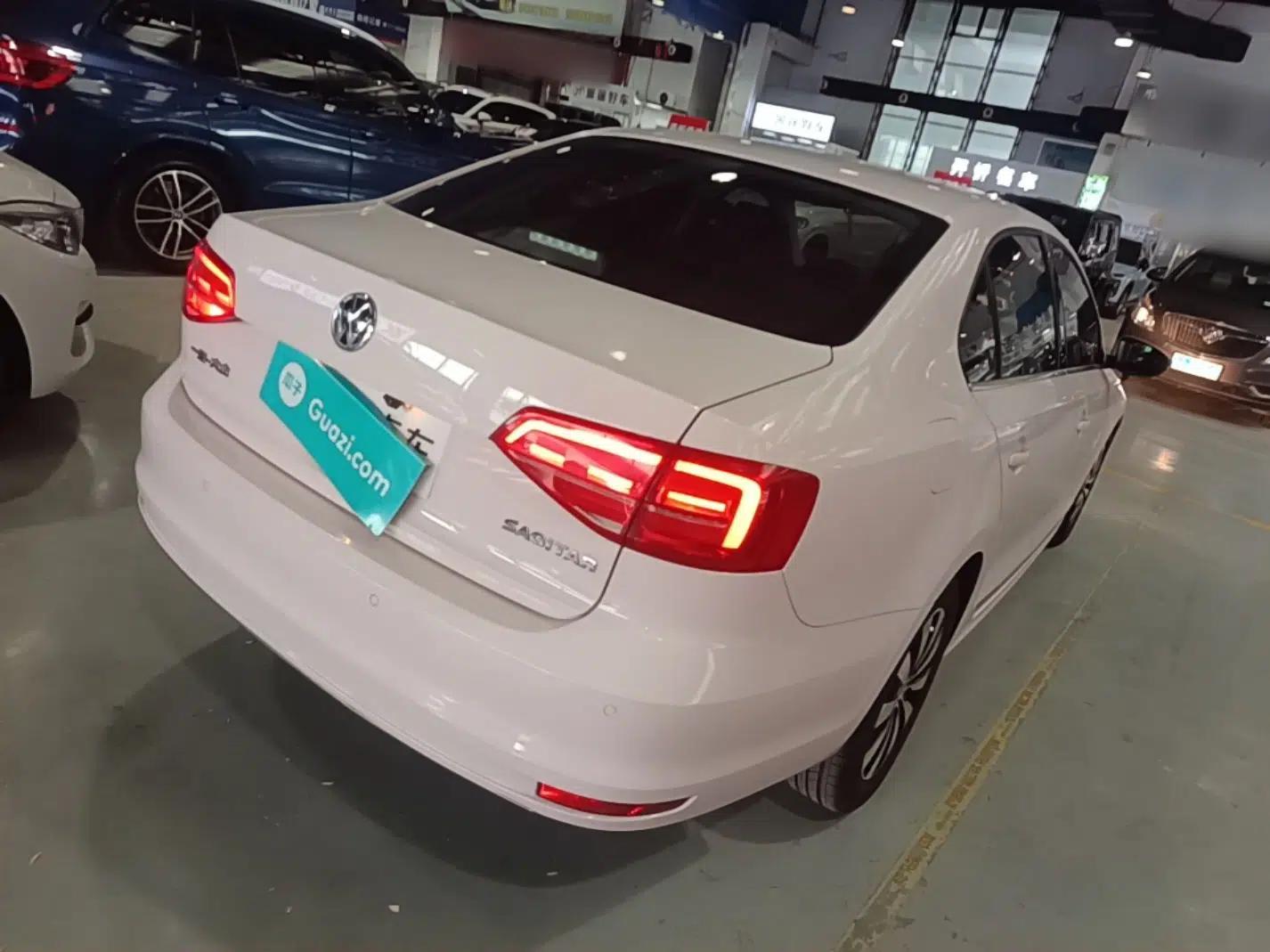 Volkswagen Sagitar 2017 1.6L Automatic Comfort Model — миниатюра 6