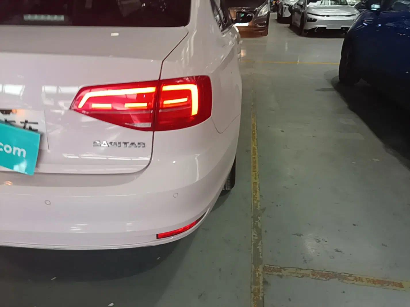 Volkswagen Sagitar 2017 1.6L Automatic Comfort Model — миниатюра 7