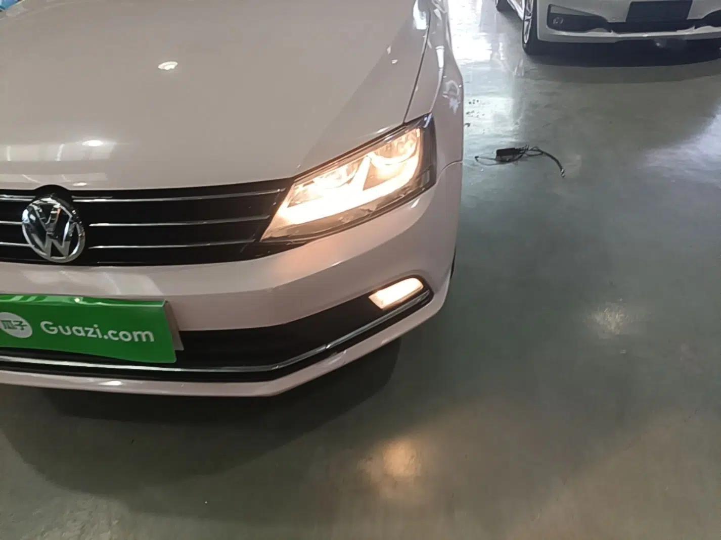 Volkswagen Sagitar 2017 1.6L Automatic Comfort Model — миниатюра 9