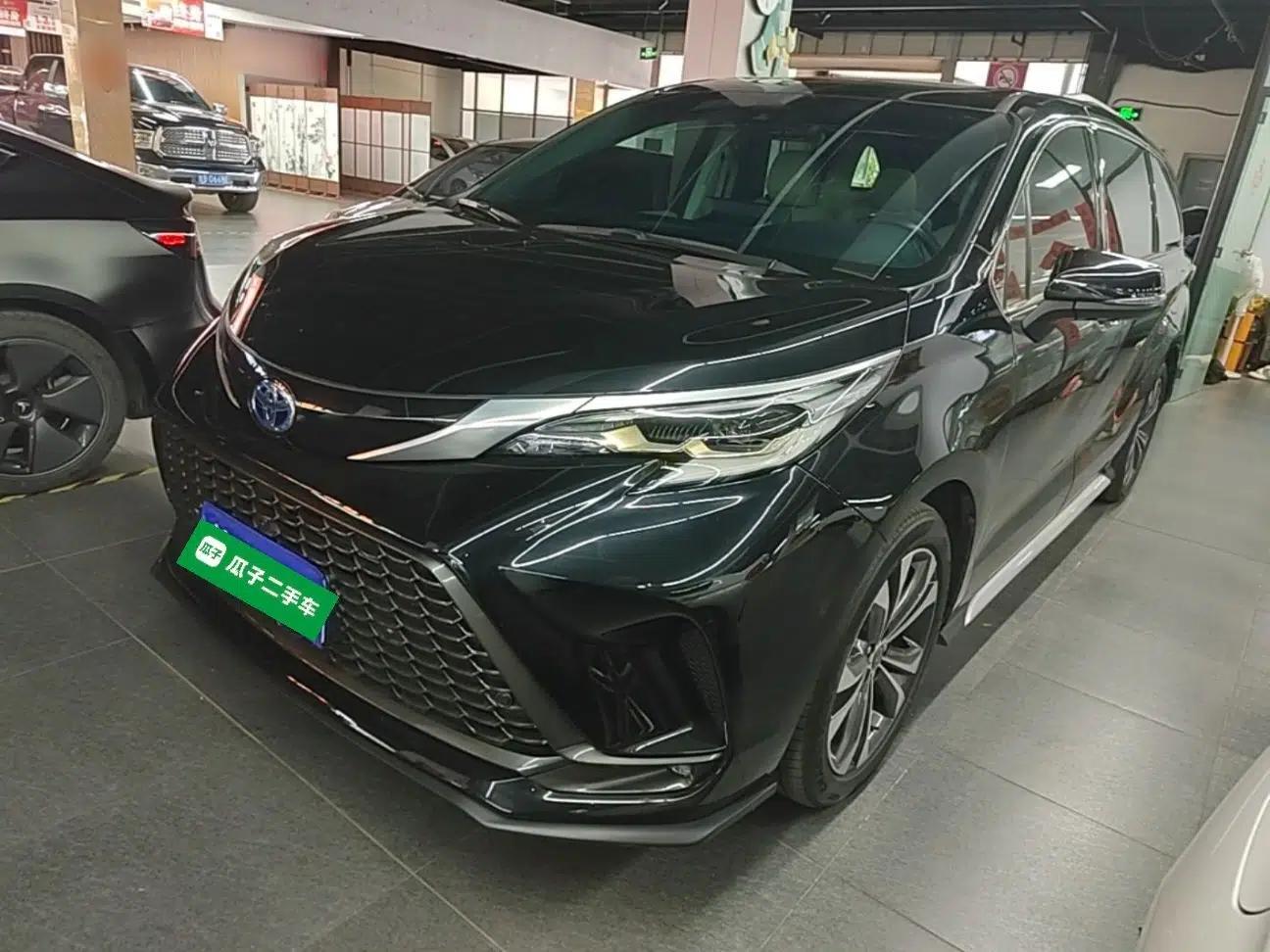 Toyota Granvia 2023 2.5L Hybrid Prestige PLUS Edition — миниатюра 1