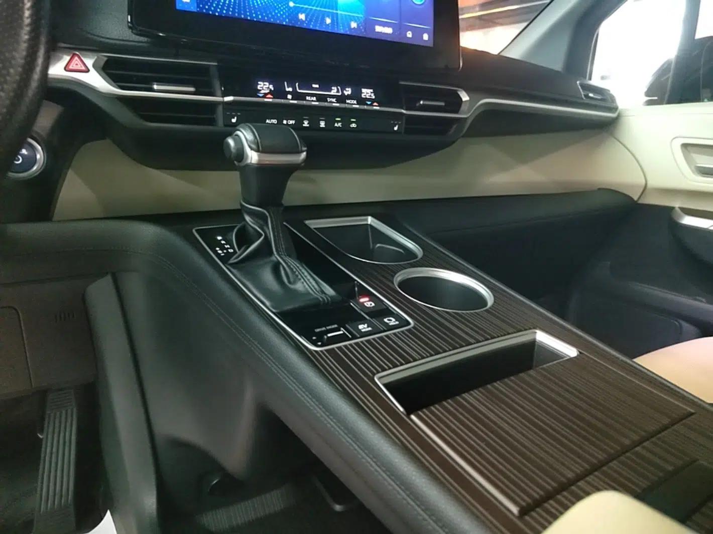 Toyota Granvia 2023 2.5L Hybrid Prestige PLUS Edition — миниатюра 17