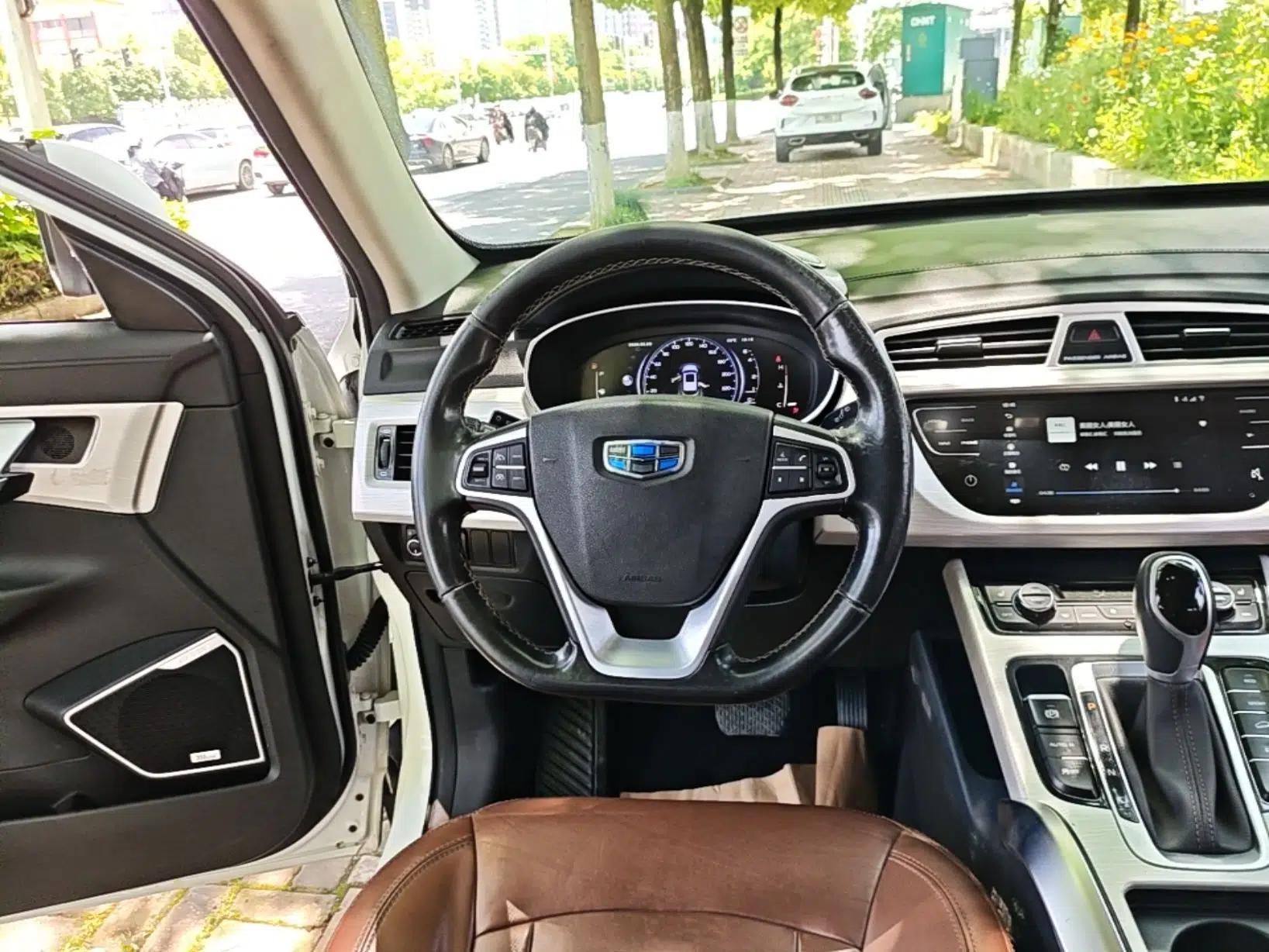 Geely Auto Emgrand X7 Sport 2018 1.8TD Automatic Two-Wheel Drive ZhiZun Model with 4G Connectivity — миниатюра 14