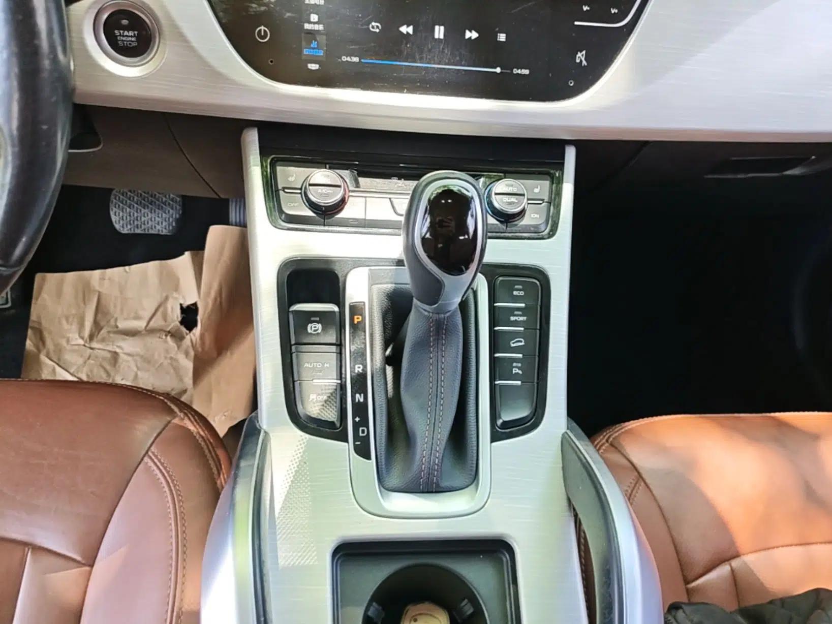 Geely Auto Emgrand X7 Sport 2018 1.8TD Automatic Two-Wheel Drive ZhiZun Model with 4G Connectivity — миниатюра 17