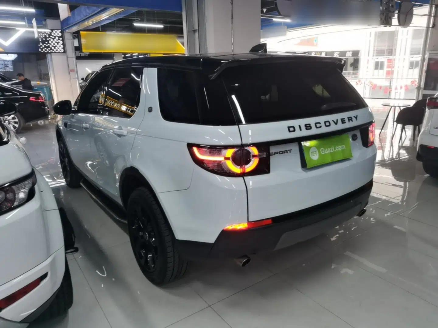 Land Rover Discovery Sport 2017 2.0T Cool Black Limited Edition — миниатюра 4