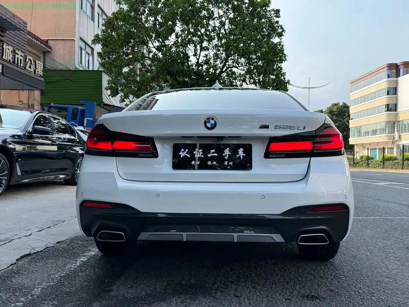 2022 BMW 5 Series 525Li M Sport Package — миниатюра 4