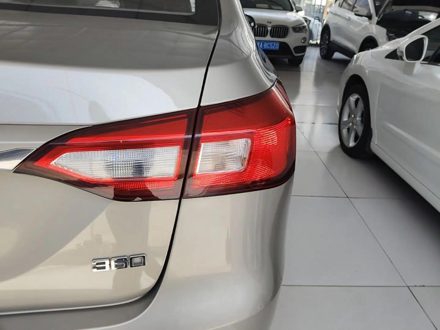 Roewe 360 2017 1.5L Automatic Luxury Edition — миниатюра 7