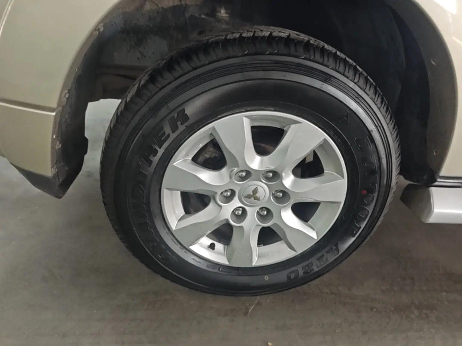 Mitsubishi Pajero 2016 3.0L Automatic Prestige Version China V Standard — миниатюра 10
