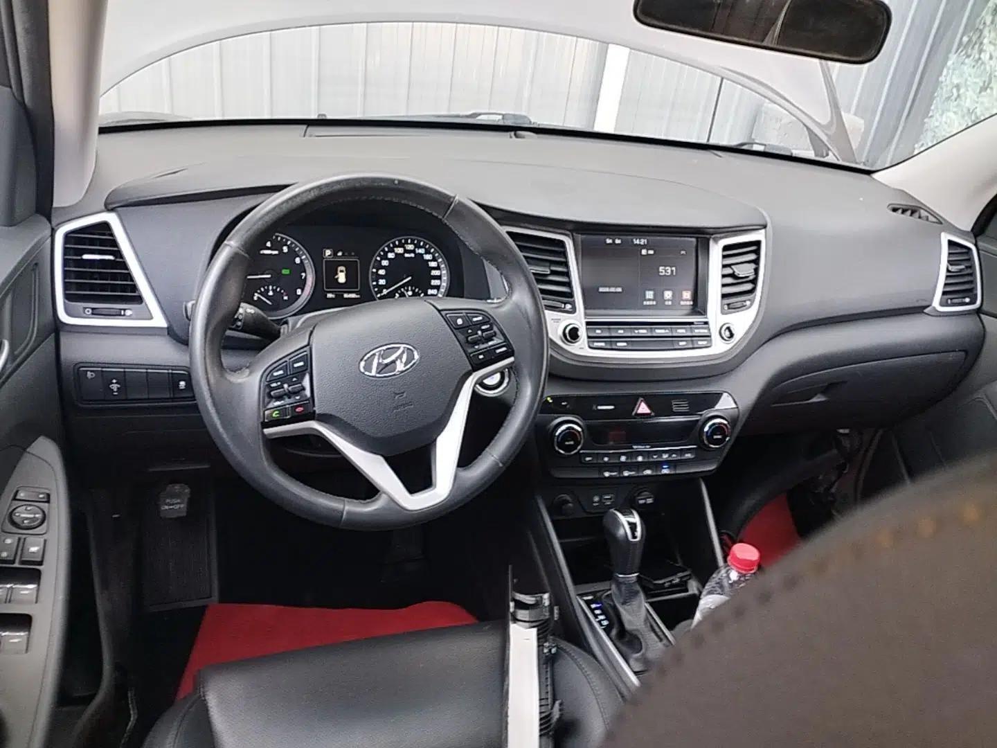 Hyundai Tucson 2018 1.6T Dual-Clutch Two-Wheel Drive 15th Anniversary Special Edition — миниатюра 13